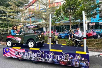 Aksi polis trafik merakamkan pengguna jalan raya menggunakan kamera perangkap laju yang dipaparkan ketika perarakan sempena sambutan Hari Kebangsaan peringkat daerah di Lipis pada Ahad.
Foto ihsan PDRM