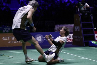 Cheng Tang Jie (kiri) dan Toh Ee Wei (kanan) mencipta sejarah tersendiri muncul juara dunia. FOTO: AFP