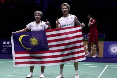 Tengku Zafrul sifatkan kejayaan Tang Jie–Ee Wei muncul juara dunia beregu campuran di Paris sebagai lambang ketabahan dan hadiah bermakna sempena Hari Kebangsaan. Foto AFP