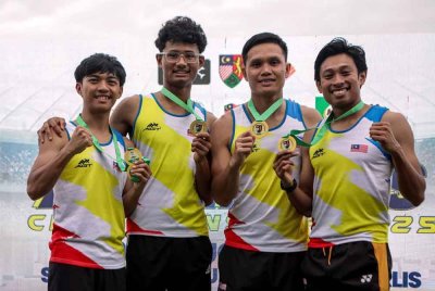 (Dari kiri) Pengiran Aidil Auf, Danish Iftikhar, Jonathan dan Khairul Hafiz selepas muncul juara dalam acara akhir 4x100 meter lelaki pada Kejohanan Olahraga Terbuka Malaysia di Stadium Tuanku Syed Putra pada Ahad. Foto Bernama