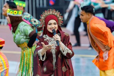 Siti Nurhaliza menggamatkan Dataran Putrajaya dengan mempersembahkan lagu tema Hari Kebangsaan dan Hari Malaysia 2025 ‘Malaysia Madani: Rakyat Disantuni’ pada Ahad. Foto Bernama