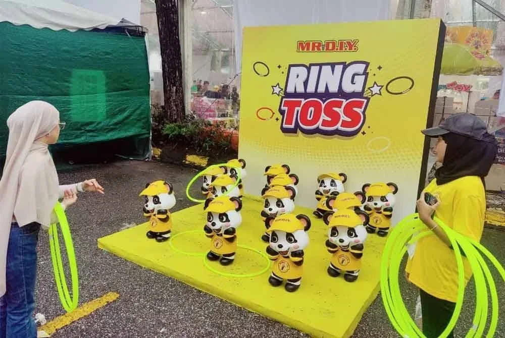 Pengunjung mencuba permainan disediakan pada Bersama Satu Bazaar di Tempat Letak Kereta Terbuka Sunway Pyramid.