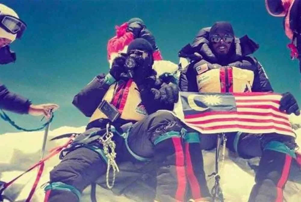 Magendran (kanan) mengibarkan Jalur Gemilang di Puncak Gunung Everest pada 1997.