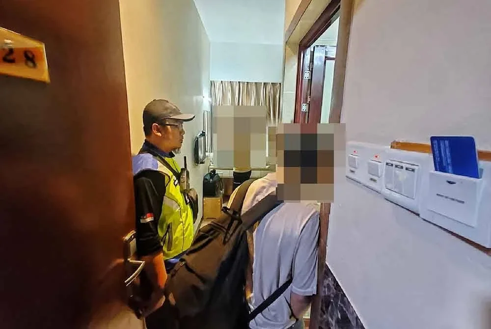 Salah satu pasangan yang ditahan dalam operasi itu sekitar hotel di bandar Melaka.
