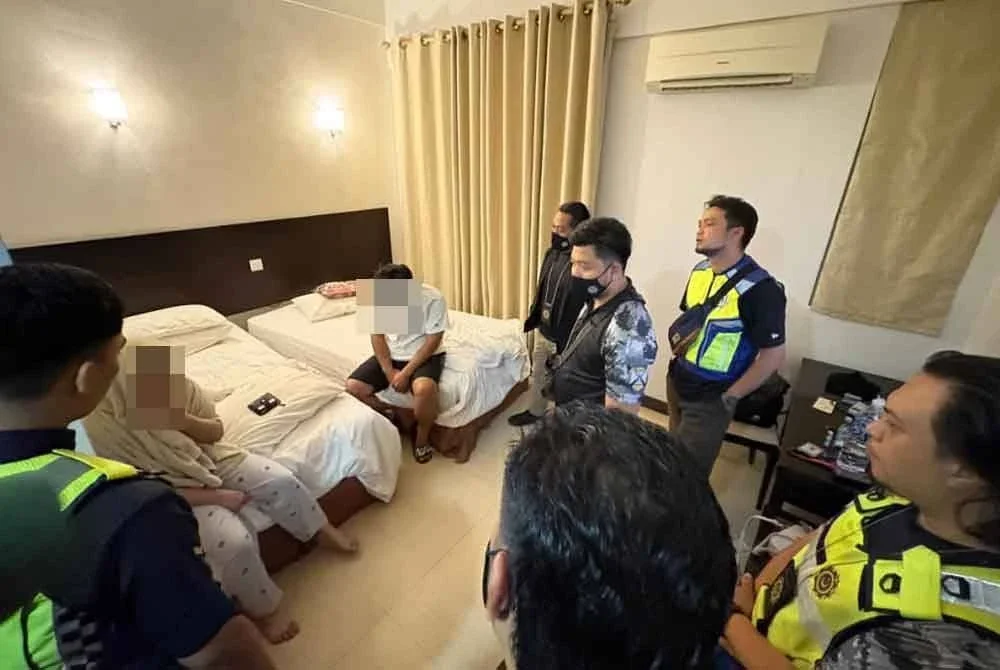 Tiga pasangan kekasih termasuk lelaki berstatus suami orang dan janda dicekup berkhalwat dalam serbuan Ops Bersepadu di beberapa hotel sekitar bandar ini, tengah malam Ahad.