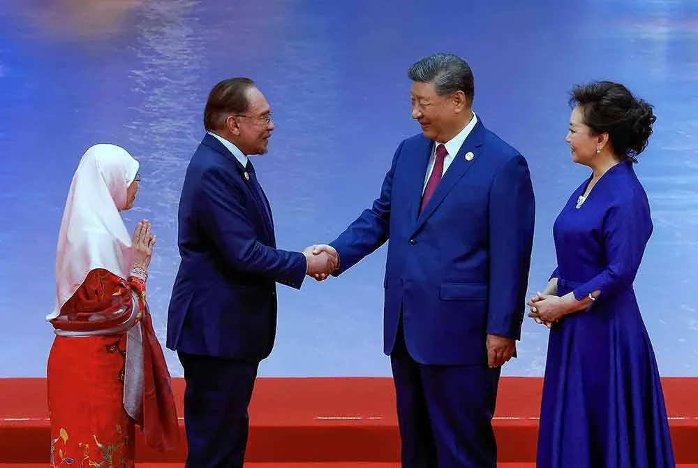 Anwar bersama Wan Azizah disambut Presiden China, Xi Jinping dan isteri, Peng Liyuan semasa menghadiri Majlis Makan Malam Gala Sidang Kemuncak SCO 2025 di Pusat Konvensyen Tianjin Meijiang (TMCC) pada Ahad. Foto Bernama