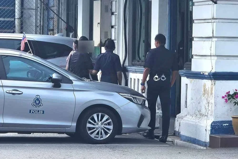 Wanita ditahan selepas bertindak naik ke pentas utama mendekati Sultan Perak, Sultan Nazrin Muizzuddin Shah ketika Sambutan Hari Kebangsaan peringkat negeri 2025 pada Ahad direman selama tiga hari.