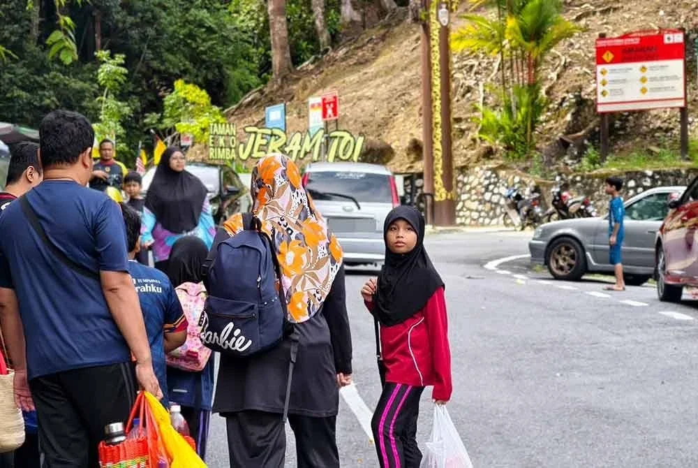 Orang ramai mula datang ke Taman Eko Rimba Jeram Toi seawal jam 8 pagi