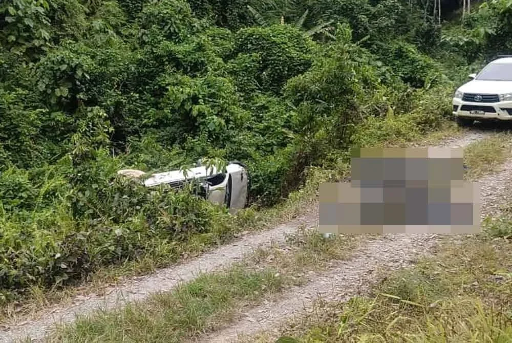 Mayat dua mangsa yang maut dihempap Hilux terbalik berjaya dikeluarkan sebelum dihantar ke hospital untuk tindakan lanjut.