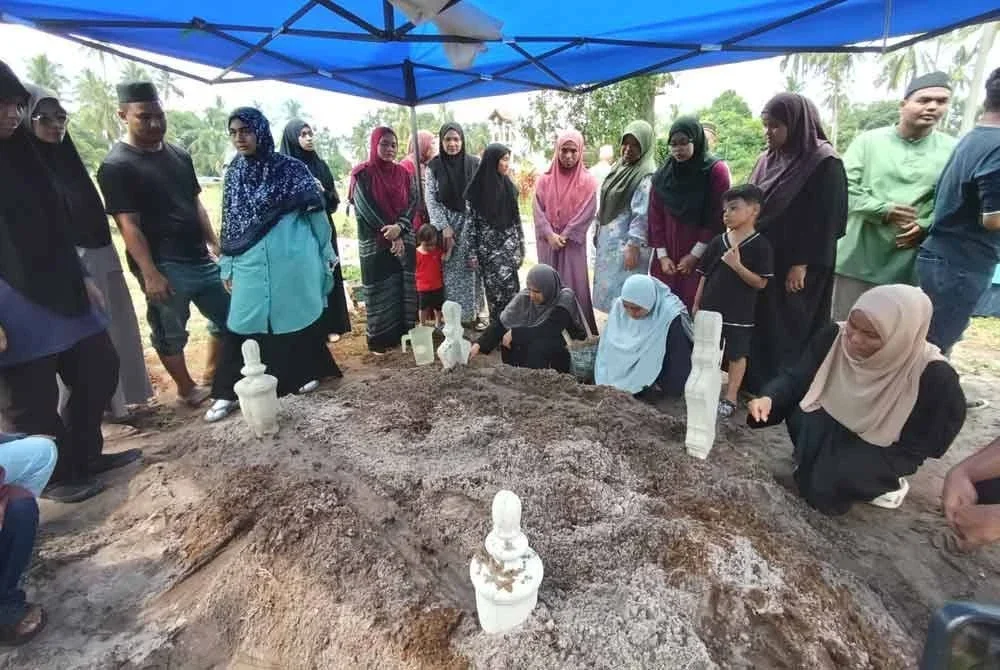 Suasana pilu menyelubungi Tanah Perkuburan Kampung Serating, Marang ketika jenazah Allahyarham Abdul Rahim dan Allahyarhamah Norhasriah dikebumikan.