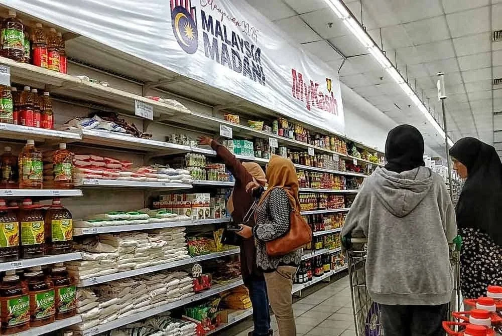 Orang ramai sedang memilih barang bagi memastikan barang yang dikategorikan dalam MyKasih.