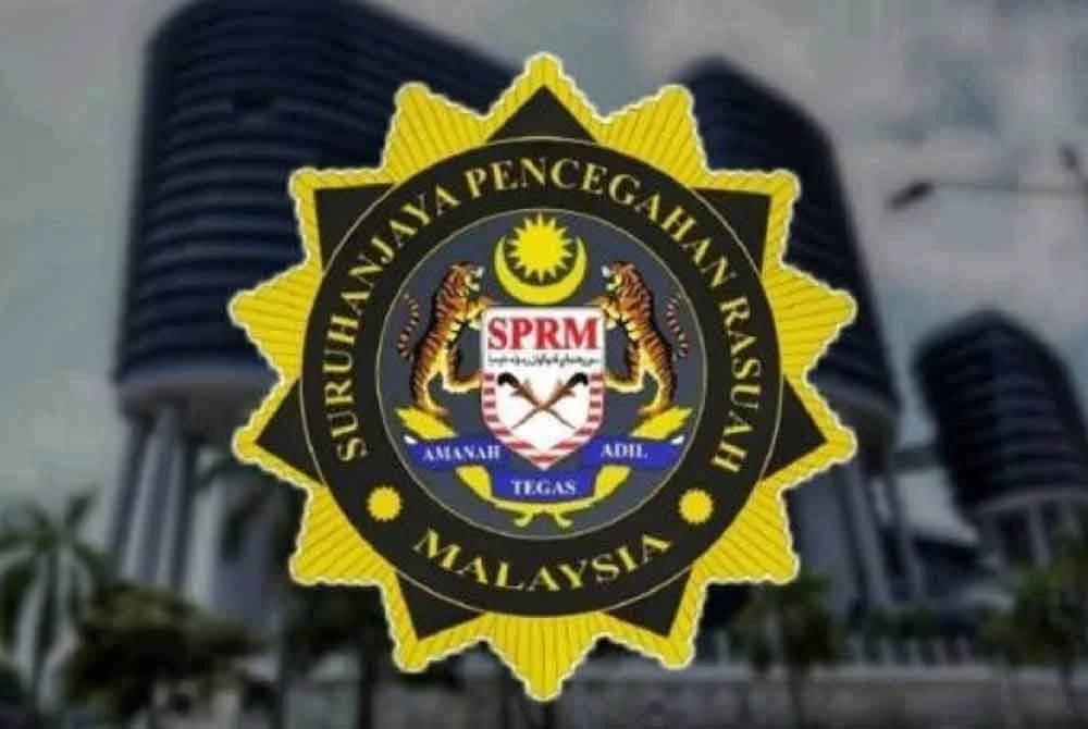 SPRM bongkar sindiket penyeludupan rokok dan arak berselindung di sebalik lesen import sah. Foto hiasan