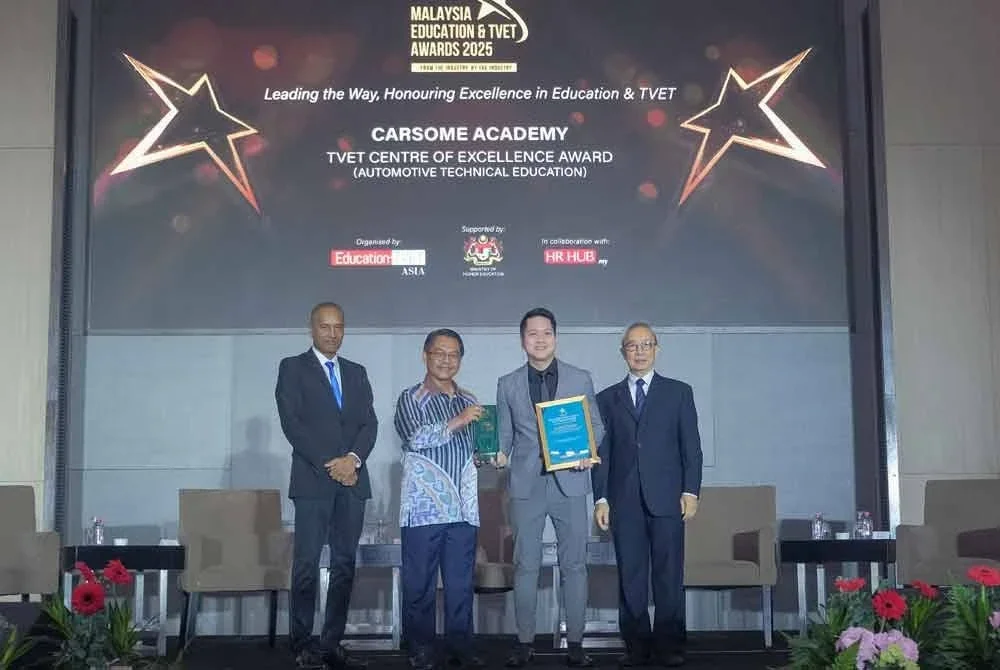 Dari kiri; Ketua Pegawai Eksekutif Malaysia Education & TVET Awards, Datuk R Rajendran; Timbalan Menteri Pendidikan Tinggi, Datuk Ts Mustapha Sakmud; Pengasas Bersama Carsome dan Ketua Pegawai Eksekutif Carsome Academy, Teoh Jiun Ee dan Pengarang Urusan penerbitan Education TVET Asia, Lee Seng Chee semasa Majlis Anugerah Pendidikan & TVET Malaysia 2025 di Manhattan Ballroom, Berjaya Times Square Hotel Kuala Lumpur.