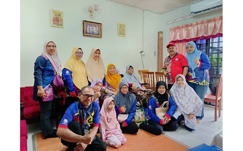 Norasnira (belakang empat dari kiri) melawat warga emas, Ramlah Ab Manaf (belakang lima dari kiri) dalam program ziarah di Kampung Gemencheh Lama, di sini, hari ini.