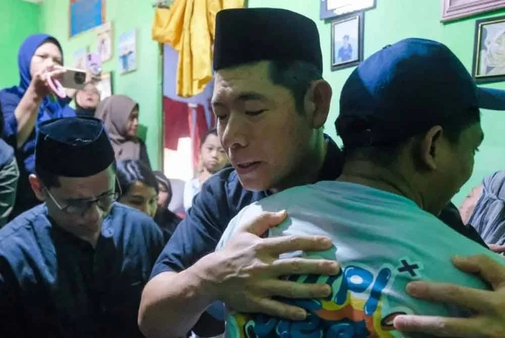Anthony Tan memeluk erat ahli keluarga mangsa perkhidmatan e-hailing yang terkorban dalam siri demonstrasi di Jakarta. - Foto Agensi