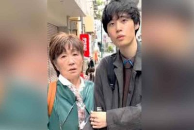 Aiko (kiri) dan Kofu mempunyai jurang umur usia 60 tahun. Foto Agensi