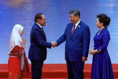 Anwar bersama Wan Azizah disambut Presiden China, Xi Jinping dan isteri, Peng Liyuan semasa menghadiri Majlis Makan Malam Gala Sidang Kemuncak SCO 2025 di Pusat Konvensyen Tianjin Meijiang (TMCC) pada Ahad. Foto Bernama