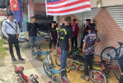 Polis Johor Bahru menahan 16 remaja berbasikal lajak dalam operasi khas. Foto IPD Johor Bahru Selatan.