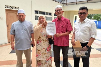 Ruhani (dua dari kiri) dan Wan Abdul Rahman (dua dari kanan) bersama Tengku Shazuan (kanan) menunjukkan memorandum yang diserahkan kepada pihak kerajaan Kelantan. Foto SINAR HARIAN - ADILA SHARINNI WAHID