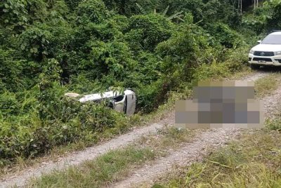 Mayat dua mangsa yang maut dihempap Hilux terbalik berjaya dikeluarkan sebelum dihantar ke hospital untuk tindakan lanjut.