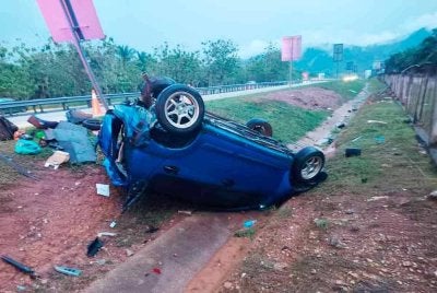 Keadaan kereta mangsa di lokasi kejadian. - Foto: IPD Batu Pahat