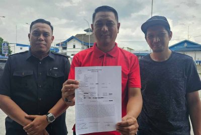 Ahmad Shafiq (tengah) selesai membuat laporan Hafez di IPD Ipoh pada Isnin.