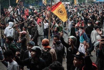 MUDA mengingatkan Malaysia jangan sampai terjebak dalam nasib sama seperti Indonesia. Foto AFP