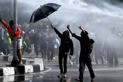 Antara individu yang disyaki terlibat dalam demonstrasi jalanan di Jakarta. FOTO: AFP.