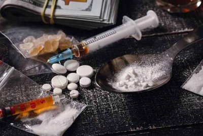 AADK Kedah menahan 23 individu termasuk seorang pelajar Tingkatan Enam selepas didapati positif dadah ketika pulang bercuti dari Thailand. Gambar hiasan