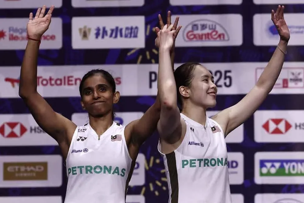 Pearly (kanan) dan Thinaah terlepas gelaran juara dunia selepas tumpas di tangan pasangan China dalam aksi final di Paris pada Ahad. Foto AFP