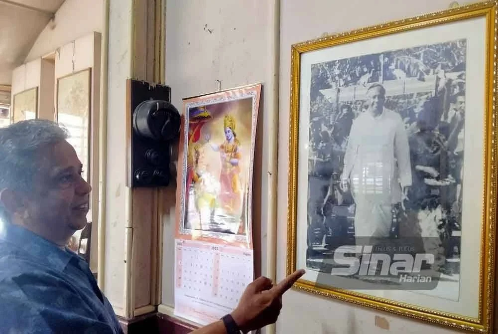 Ramakrishnan menunjukkan gambar Sambanthan yang masih disimpan dan dipaparkan di kediaman rasmi tokoh pejuang kemerdekaan itu di Sungai Siput.