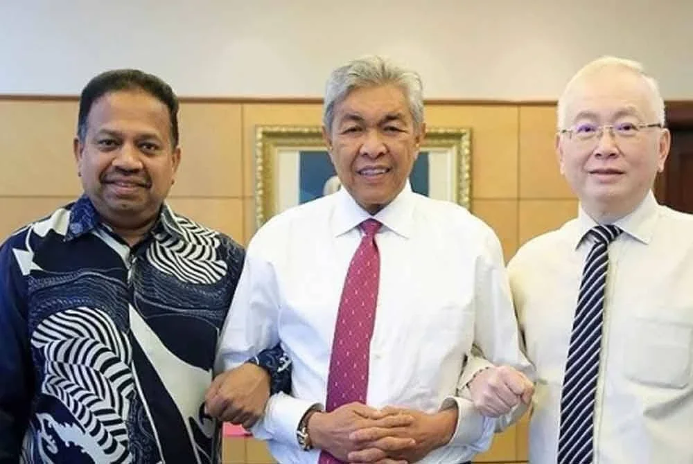 Cinta tiga segi antara UMNO, parti-parti komponen BN dan PH mungkin menyaksikan koalisi politik tertua di negara itu bakal terkubur menjelang PRU16.