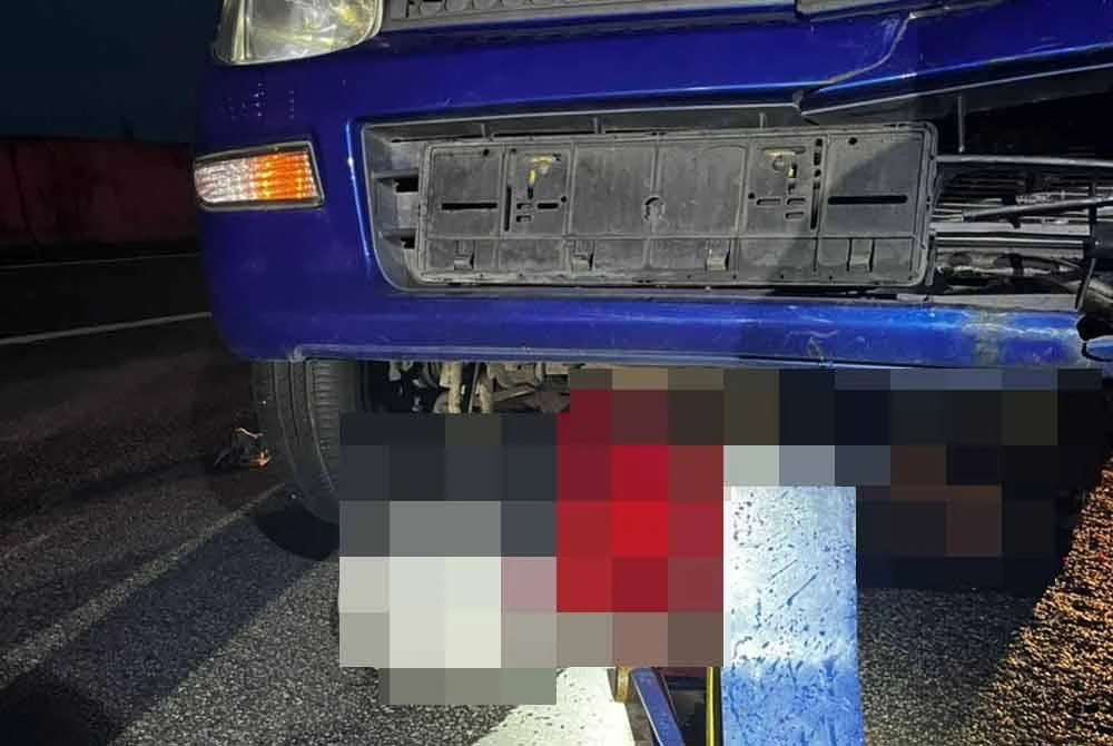 Penunggang motosikal maut terperosok di bawah sebuah kereta dalam kemalangan di Lebuhraya Kuala Lumpur-Kuala Selangor (LATAR) pada Selasa.