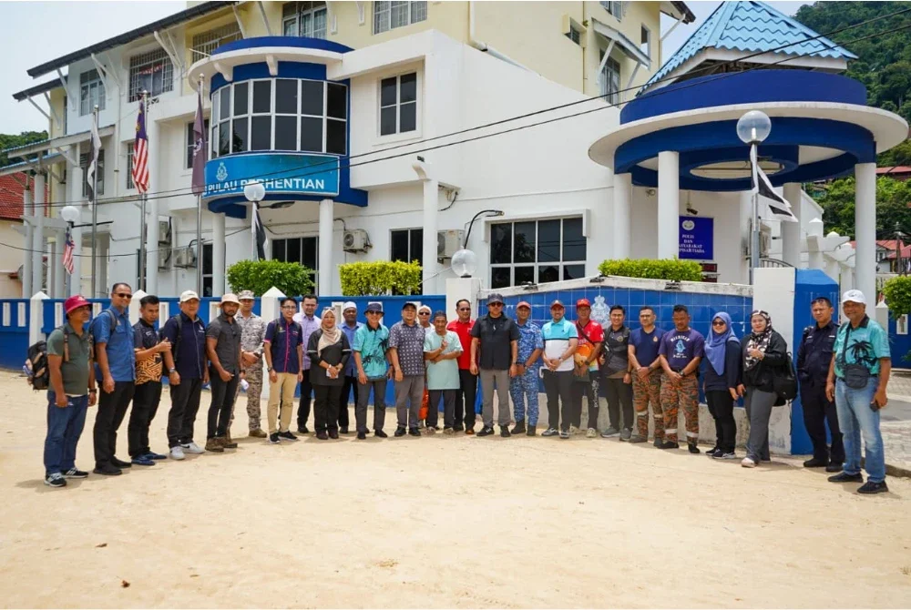 Razali (tengah) merakam gambar bersama pelbagai agensi dan pasukan keselamatan yang terlibat dalam pasukan SAR khas di Pulau Perhentian dan Lang Tengah.