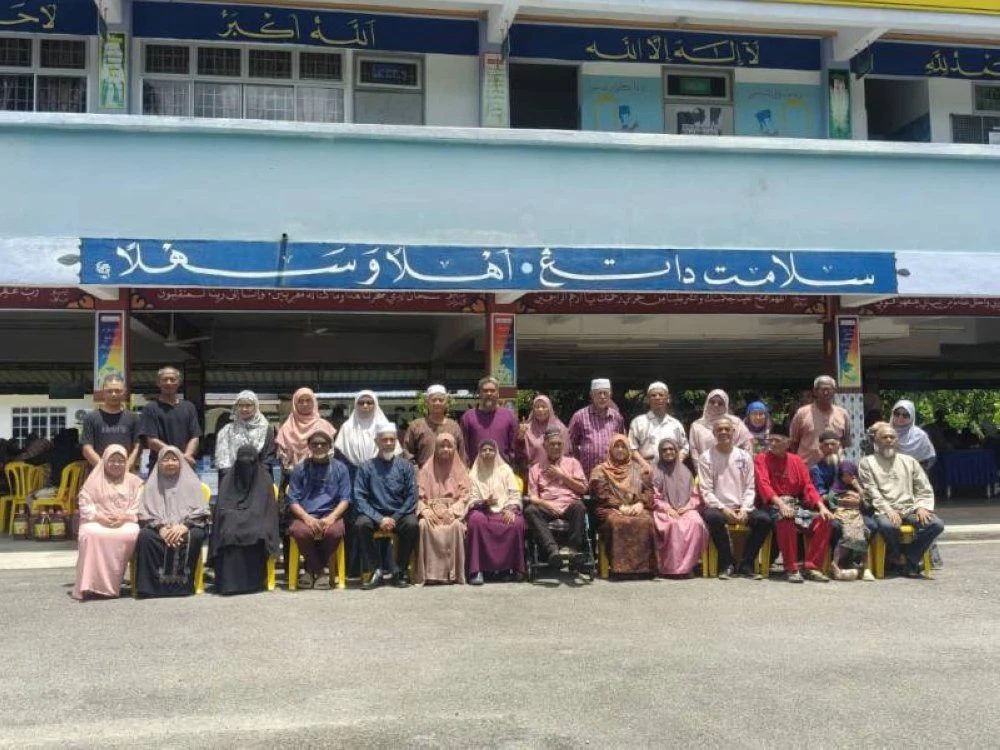 Anak dan menantu Albi yang menjayakan hari keluarga berkenaan.