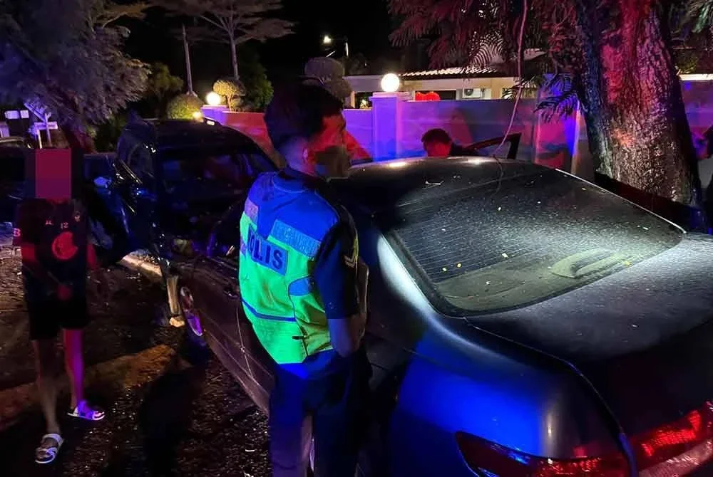 Suspek yang memandu dalam keadaan mabuk telah melanggar empat buah kereta dalam kejadian malam Isnin.