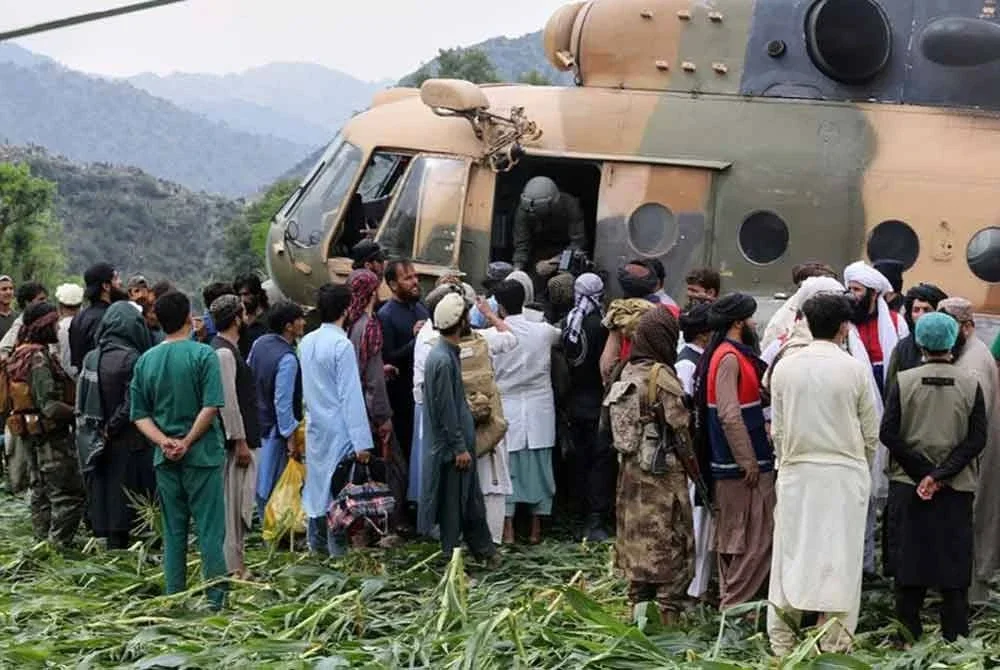 Lebih 800 nyawa terkorban dan lebih 3,000 cedera selepas gempa bumi kuat berukuran 6.0 magnitud melanda wilayah timur Afghanistan
