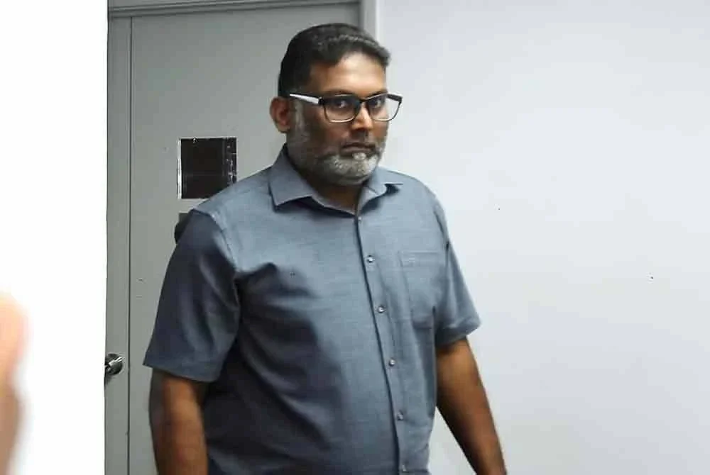 Shanker mengaku bersalah atas dakwaan menjual barangan harga terkawal iaitu minyak masak botol 2 kg selain mengikut harga yang ditentukan oleh Pengawal di bawah Seksyen 4, 5 atau 7 Akta Kawalan Harga Dan Antipencatutan 2011 di Mahkamah Sesyen Ipoh pada Selasa.