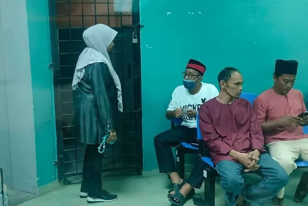 Muhammad Suhail (belakang), Azman (tengah) dan Anuar (kanan) ketika hadir ke Mahkamah Rendah Syariah Batu Pahat untuk pertuduhan semula dibacakan di Mahkamah Rendah Syariah Batu Pahat.