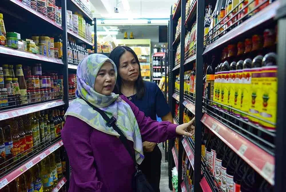 Timbalan Menteri Komunikasi, Teo Nie Ching (kanan) menemani Azmida Kassim membeli barang keperluan asas menggunakan Bantuan Sumbangan Asas Rahmah (SARA) di Pasaraya Chop Lee Kwan hari ini. Foto Bernama