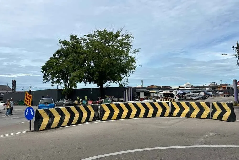 Penghadang konkrit yang menjejaskan aliran pengunjung ke bazar peniaga terlibat. FOTO SINAR HARIAN - ADILA SHARINNI WAHID