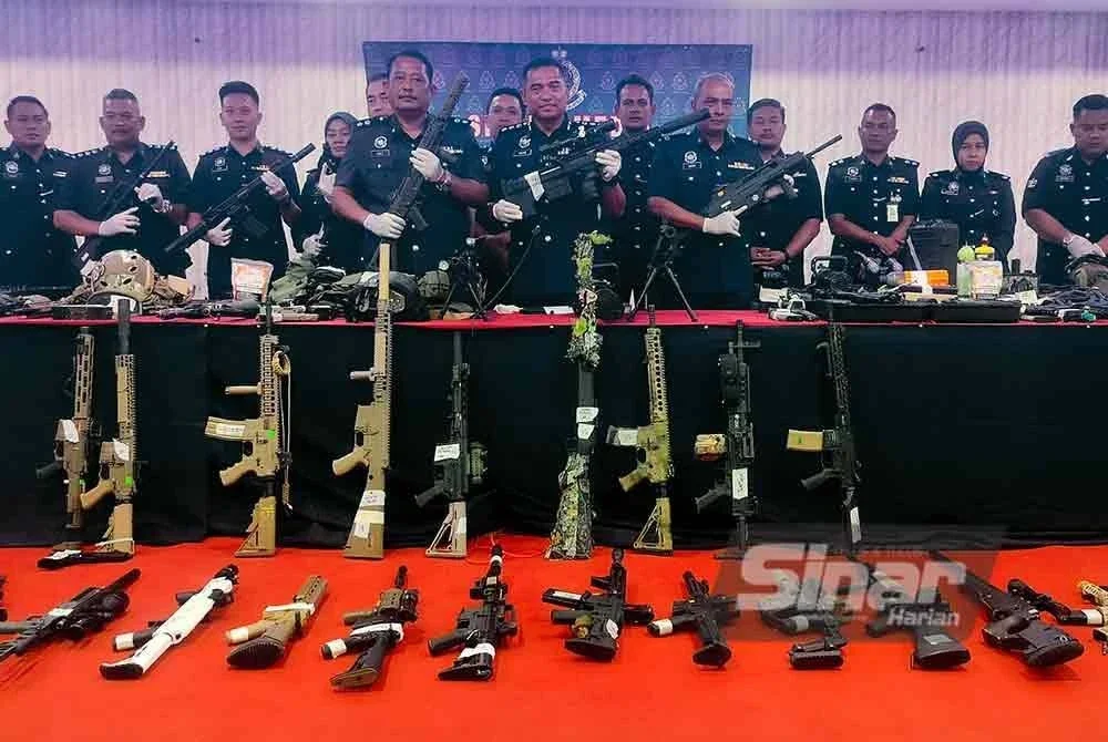 Ashari bersama pegawainya menunjukkan pelbagai senjata tiruan dan aksesori yang dirampas.