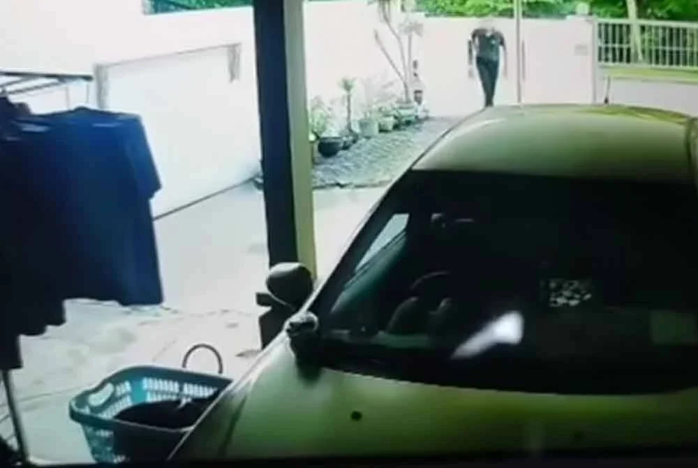Lelaki terbabit dilihat melompat melalui tembok rumah mangsa.