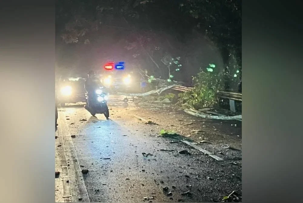Gambar tular memaparkan keadaan di lokasi kemalangan di Jalan Sungai Tua Ulu Yam pada Selasa.