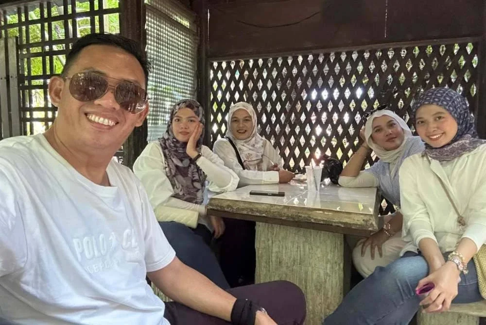 Mohd Fauzi bersama keluarga menerima keseluruhan RM500 menerusi program SARA. Foto ihsan pembaca