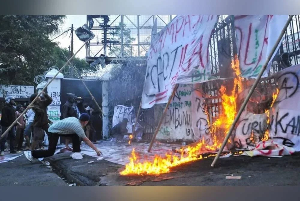 Tiga pelajar, seorang murid sekolah menengah dan dua mahasiswa, dilaporkan maut selepas disyaki menyertai siri demonstrasi yang berakhir dengan insiden kekerasan di beberapa lokasi sekitar ibu negara Indonesia.