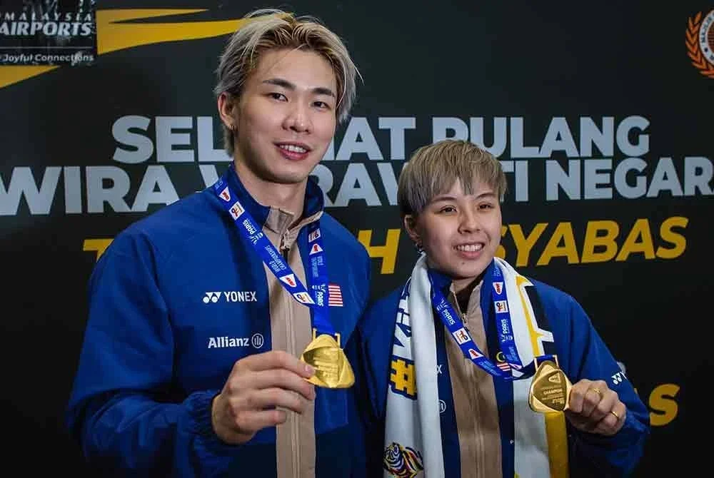 Skuad Badminton Negara Chen Tang Jie (kiri) dan Toh Ee Wei (kanan) bergambar bersama sejurus tiba di Lapangan Terbang Antarabangsa Kuala Lumpur (KLIA) Terminal 1, hari ini selepas menyertai Kejohanan Badminton Dunia 2025 di Paris. Foto Bernama