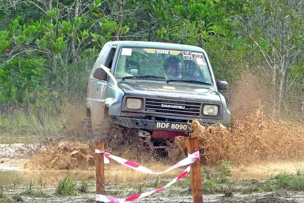 Jentera Daihatsu Feroza 1.6 milik Rubber Tipper meredah laluan berpaya sebelum dinobatkan juara.