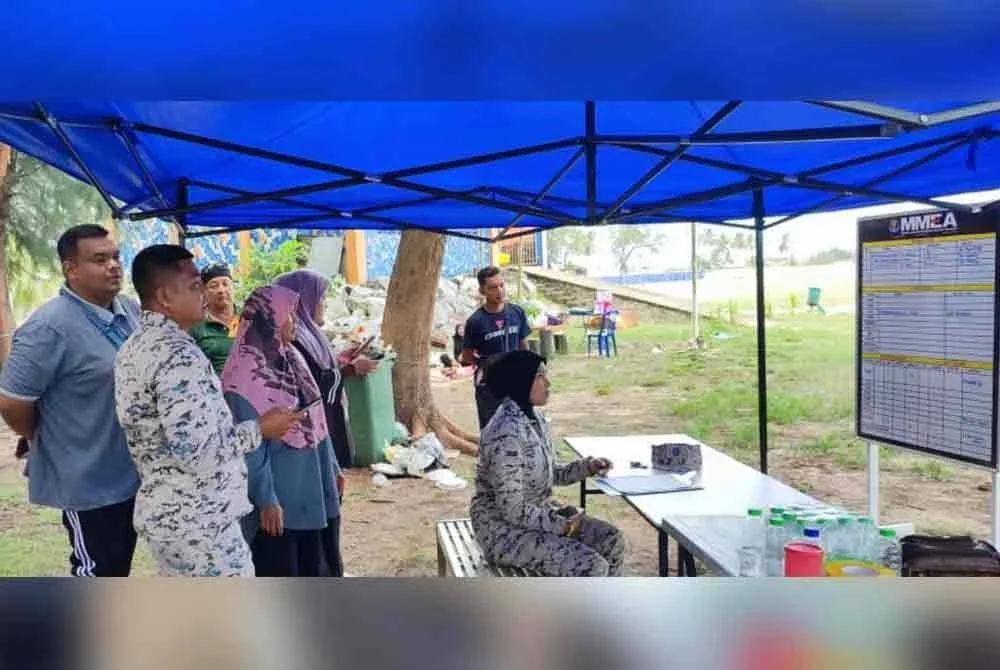 Ahli keluarga yang berada di khemah operasi yang didirikan di Pantai Geting, Tumpat.