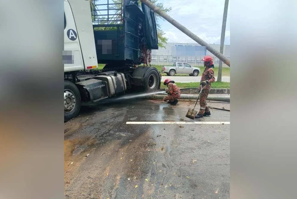 Kemalangan turut menyebabkan kebocoran pada tangki simpanan minyak diesel berkapasiti 800 liter yang dibawa treler terbabit.